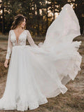 Vestidos de noiva estilo princesa com aplicações em tule, decote redondo, mangas compridas e cauda catedral