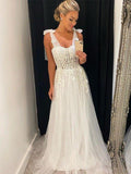 Vestidos de noiva estilo princesa com aplicações em tule, sem mangas, com cauda longa e cauda longa