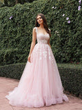 Vestidos de noiva estilo princesa com aplicações em tule, sem mangas e cauda comprida