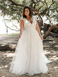 Vestidos de novia talla plus con escote en V, mangas cortas, silueta princesa o línea A, aplicaciones de tul y cola barrida o en pincel