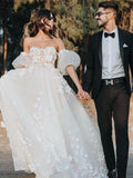 Vestidos de noiva estilo princesa com aplicações em tule e decote em coração, manga curta e cauda comprida
