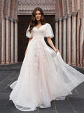 Vestidos de noiva estilo princesa com aplicações em tule, decote em V, mangas 1/2 e cauda comprida