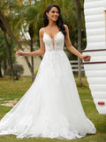 Vestidos de noiva estilo princesa com aplicações em tule, decote em V, sem mangas e cauda comprida