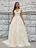 Vestidos de noiva estilo princesa com aplicações em tule, decote em V, sem mangas e cauda comprida