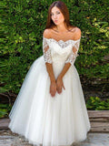 Abito da sposa in tulle e pizzo a linea A/princess, scollato sulle spalle, con maniche a mezza lunghezza e gonna lunga fino alla caviglia