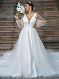 Vestidos de noiva estilo princesa com folhos em tule, decote em V, mangas compridas e cauda comprida