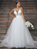 Vestidos de noiva estilo princesa com folhos em tule, decote em V, sem mangas e cauda comprida