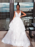Vestidos de noiva estilo princesa com decote em V, sem mangas, tule, cauda longa e aplicações