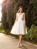 Abito da sposa in raso a linea A/princess, scollatura a V, senza maniche, corto, con perline