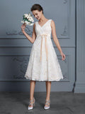 Abito da Sposa a Linea A/Principessa con Scollo a V, Senza Maniche, Lunghezza al Ginocchio e Fiocco in Pizzo