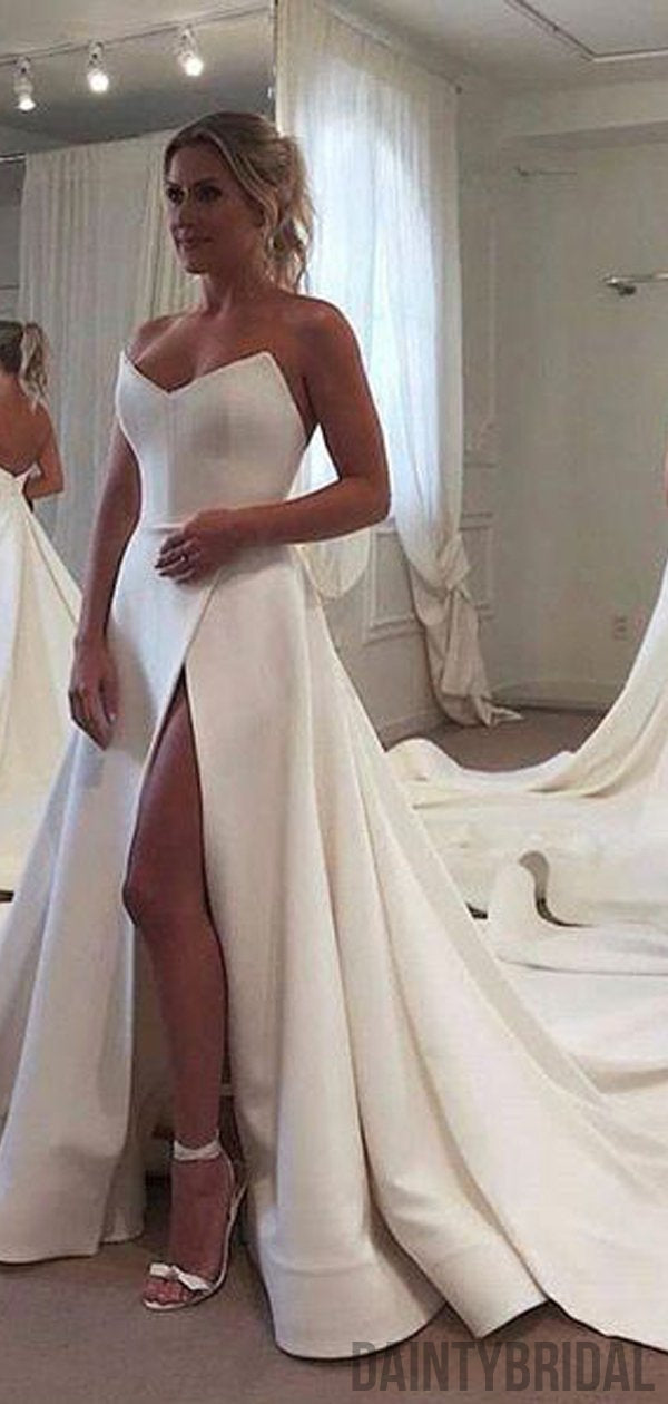 Elegantes vestidos de noiva com decote em coração e racha lateral, cauda longa. DB10112