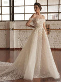 Abito da sposa in tulle con scollatura a barchetta e applicazioni, linea A e strascico. DB10115