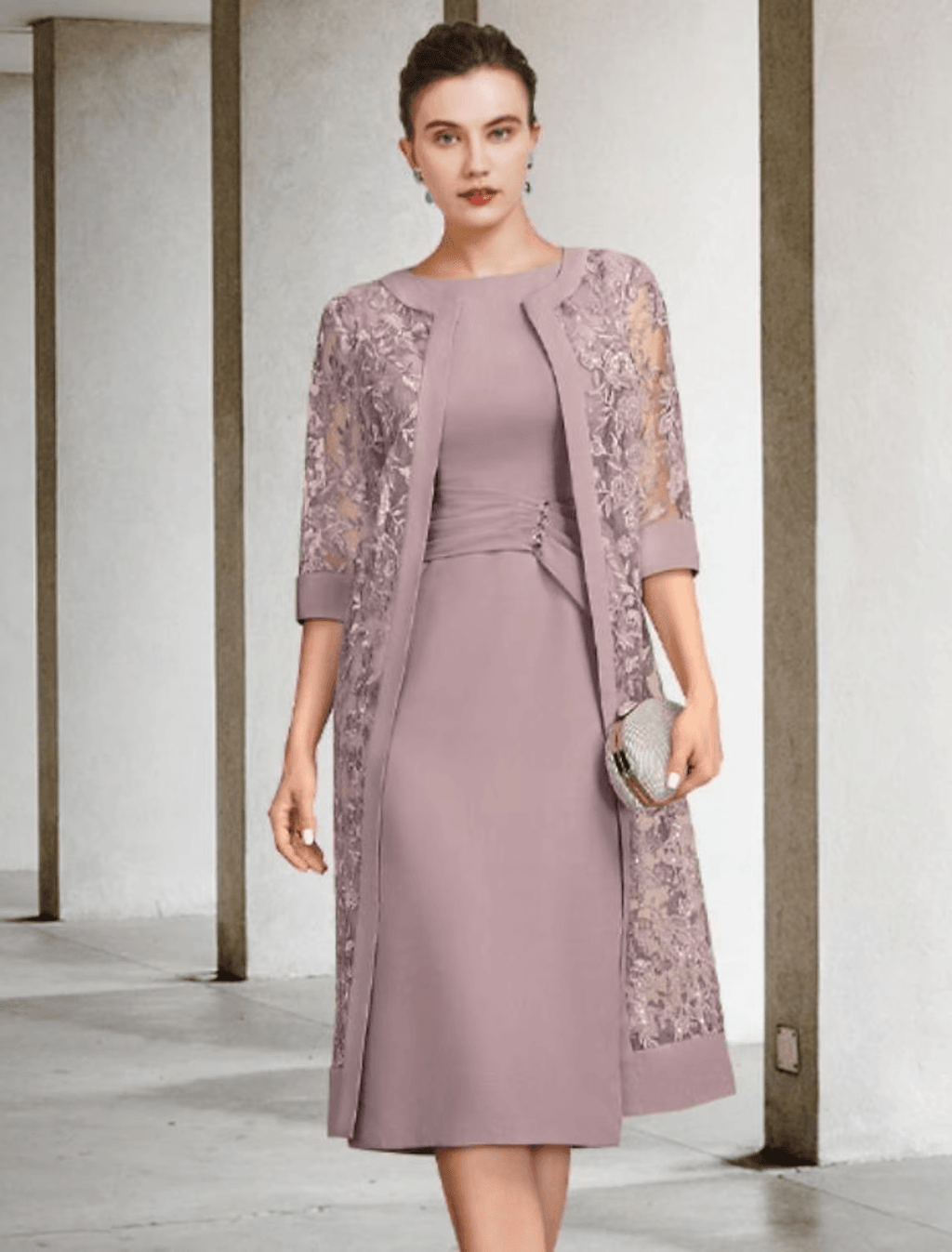 Vestido de mãe da noiva de duas peças com bainha/coluna, tamanho grande, elegante, decote em joia, comprimento até ao joelho, chiffon, renda, manga curta, casaco incluído, vestidos com faixa/fita, pregadeira de cristal