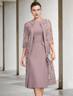 Vestido de mãe da noiva de duas peças com bainha/coluna, tamanho grande, elegante, decote em joia, comprimento até ao joelho, chiffon, renda, manga curta, casaco incluído, vestidos com faixa/fita, pregadeira de cristal