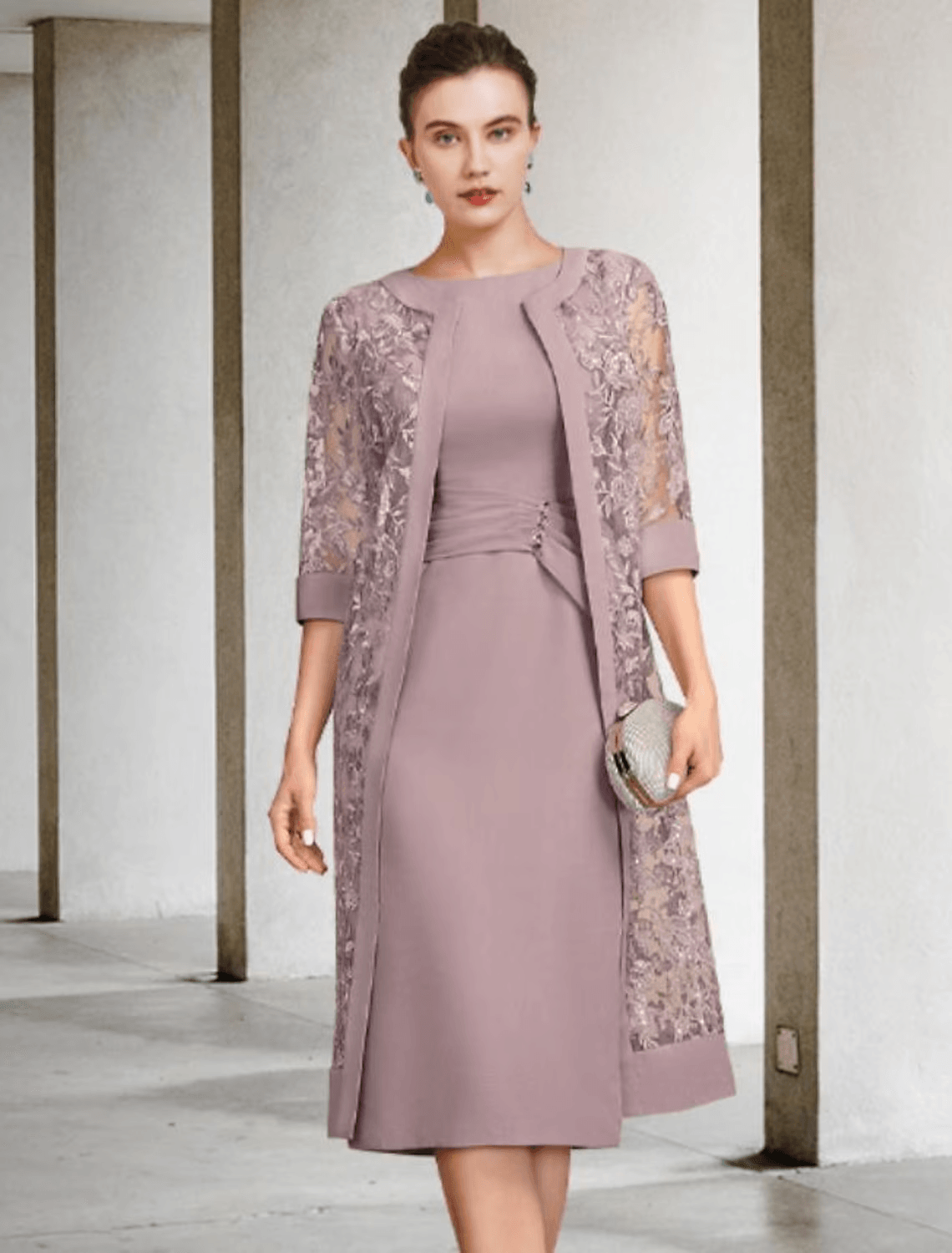 Vestido de mãe da noiva de duas peças com bainha/coluna, tamanho grande, elegante, decote em joia, comprimento até ao joelho, chiffon, renda, manga curta, casaco incluído, vestidos com faixa/fita, pregadeira de cristal