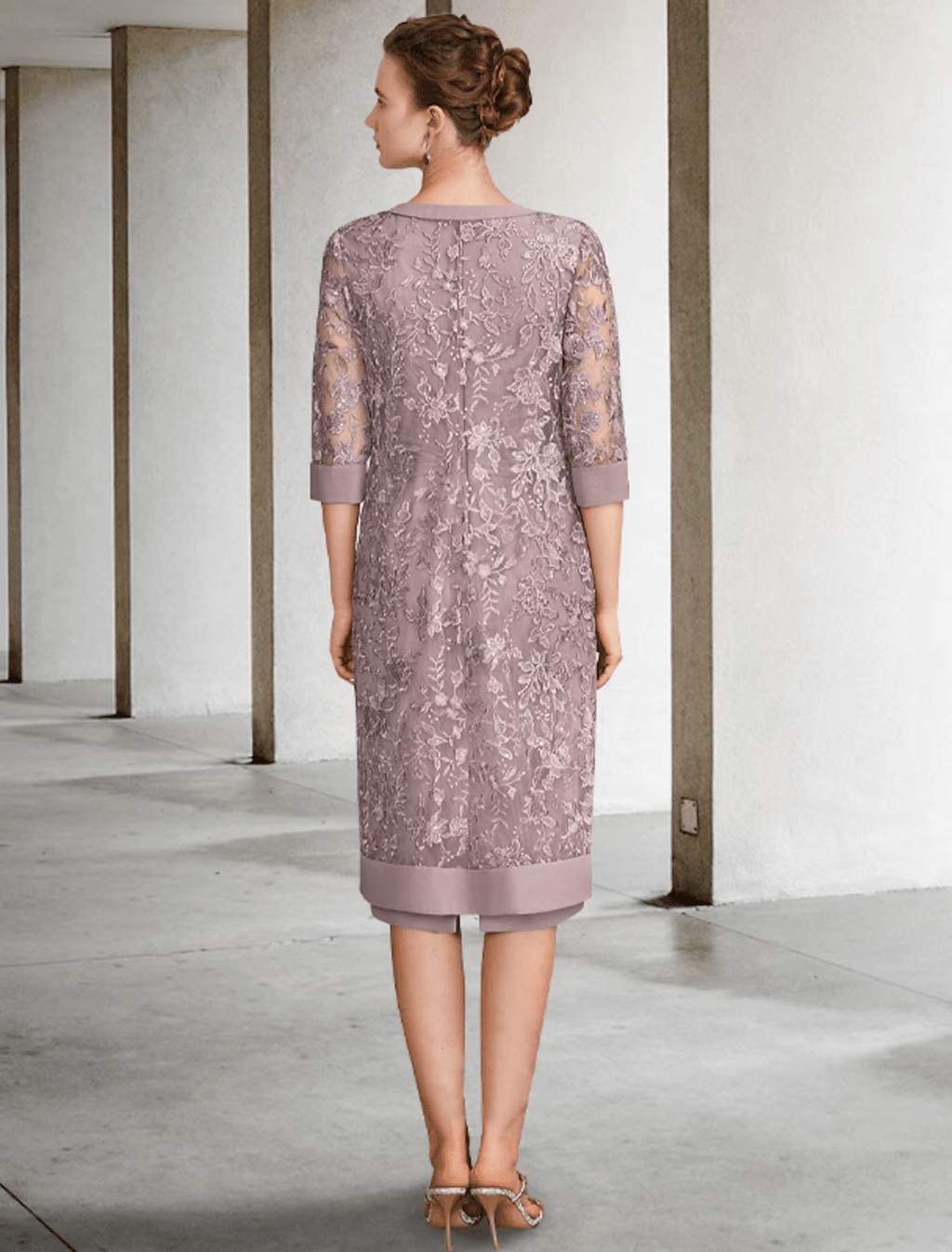 Vestido de mãe da noiva de duas peças com bainha/coluna, tamanho grande, elegante, decote em joia, comprimento até ao joelho, chiffon, renda, manga curta, casaco incluído, vestidos com faixa/fita, pregadeira de cristal