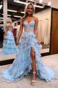 Vestido de festa comprido azul claro, sem alças, com folhos e racha