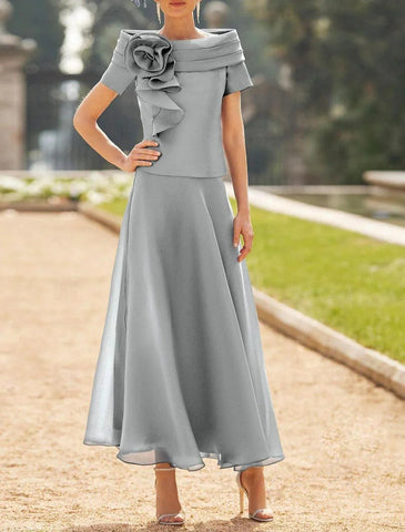 Formelles blaues Hochzeitsgast-Kleid, elegant, zierlich, schulterfrei, knöchellang, kurze Ärmel, mit Rüschen, Blumenmuster, Mutter der Braut