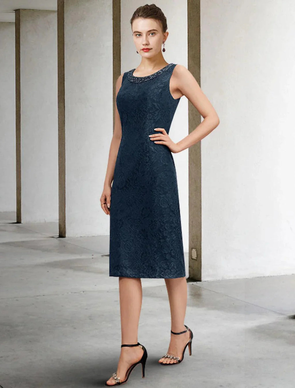 Vestido de mãe da noiva de duas peças, estilo coluna, plus size, elegante, decote em joia, comprimento até ao joelho, chiffon, renda, sem mangas, com aplicações de missangas, outono