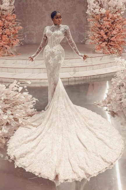 Vestido de Noiva Branco Longo Coluna com Gola Alta, Mangas Compridas e Aplicações na Cauda