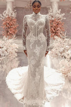 Vestido de Noiva Branco Longo Coluna com Gola Alta, Mangas Compridas e Aplicações na Cauda