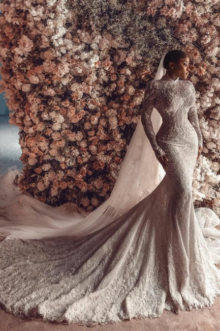 Vestido de Noiva Branco Longo Coluna com Gola Alta, Mangas Compridas e Aplicações na Cauda