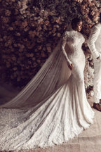 Vestido de Noiva Branco Longo Coluna com Gola Alta, Mangas Compridas e Aplicações na Cauda