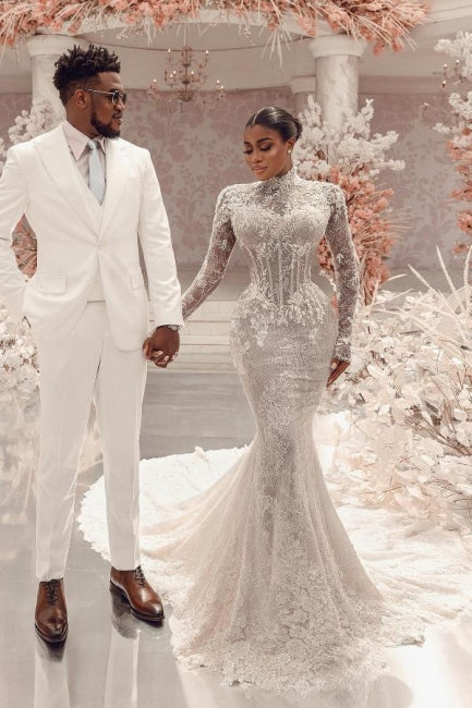 Vestido de Noiva Branco Longo Coluna com Gola Alta, Mangas Compridas e Aplicações na Cauda