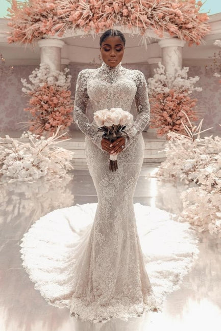 Vestido de Noiva Branco Longo Coluna com Gola Alta, Mangas Compridas e Aplicações na Cauda