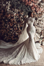 Vestido de Noiva Branco Longo Coluna com Gola Alta, Mangas Compridas e Aplicações na Cauda