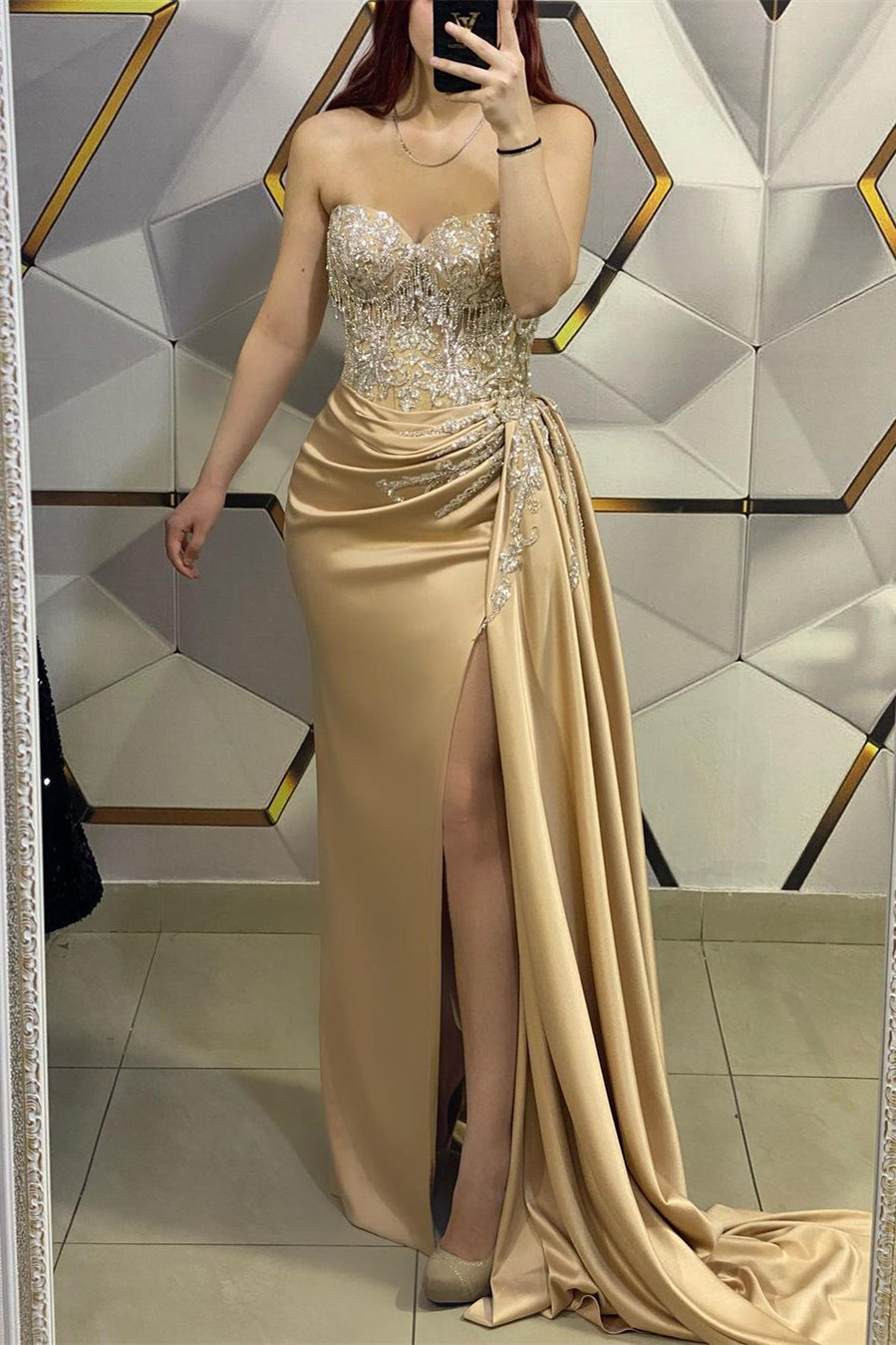 Incrível vestido de baile longo champanhe sem mangas com contas de renda e fenda