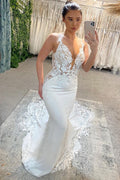 Faszinierendes langes weißes V-Ausschnitt-Spaghettiträger-Nixenärmelloses Brautkleid mit Spitze