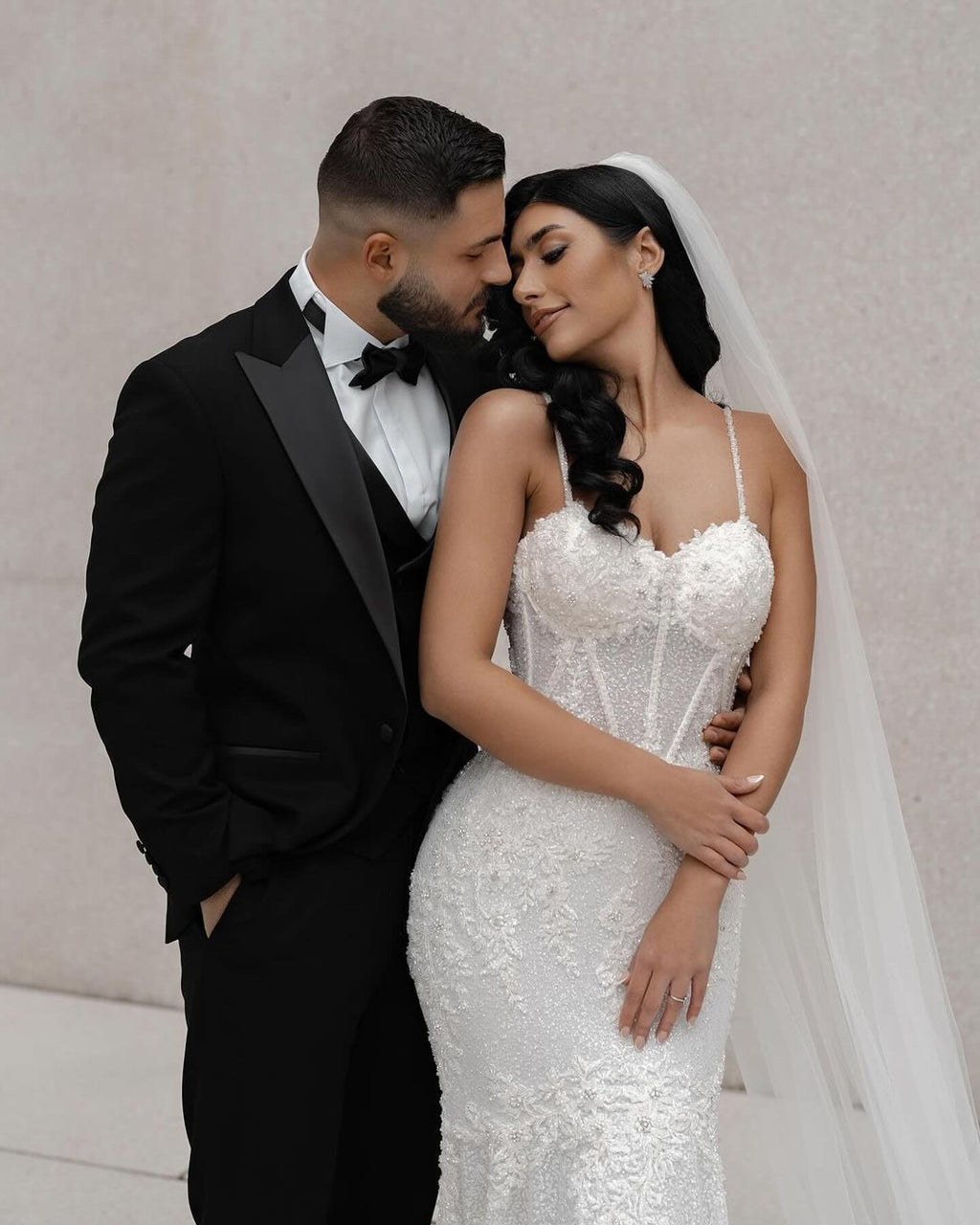 Faszinierendes Meerjungfrau-Spitzenkleid mit Trägern, ärmellos, weißes langes Hochzeitskleid mit Applikationen