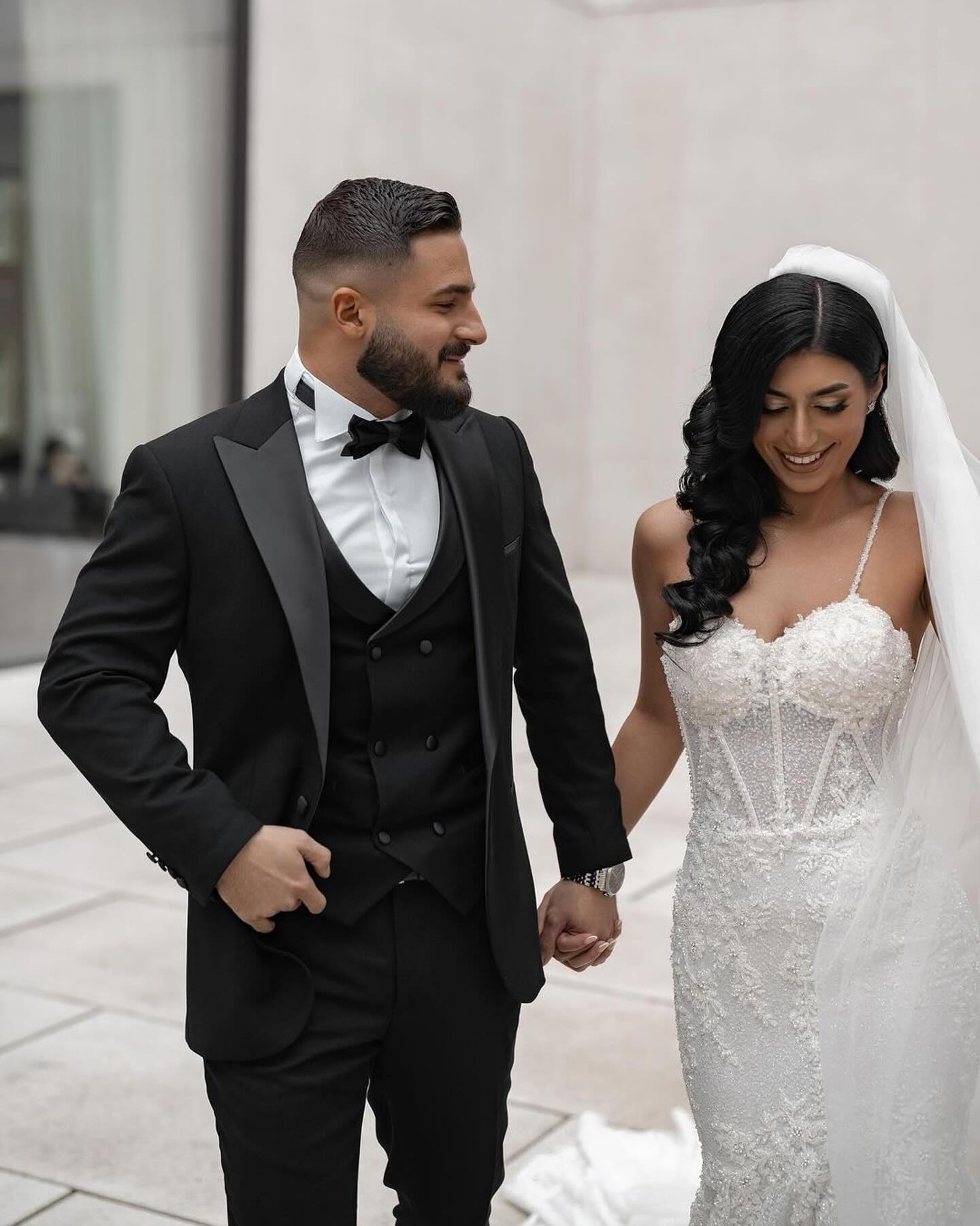 Faszinierendes Meerjungfrau-Spitzenkleid mit Trägern, ärmellos, weißes langes Hochzeitskleid mit Applikationen