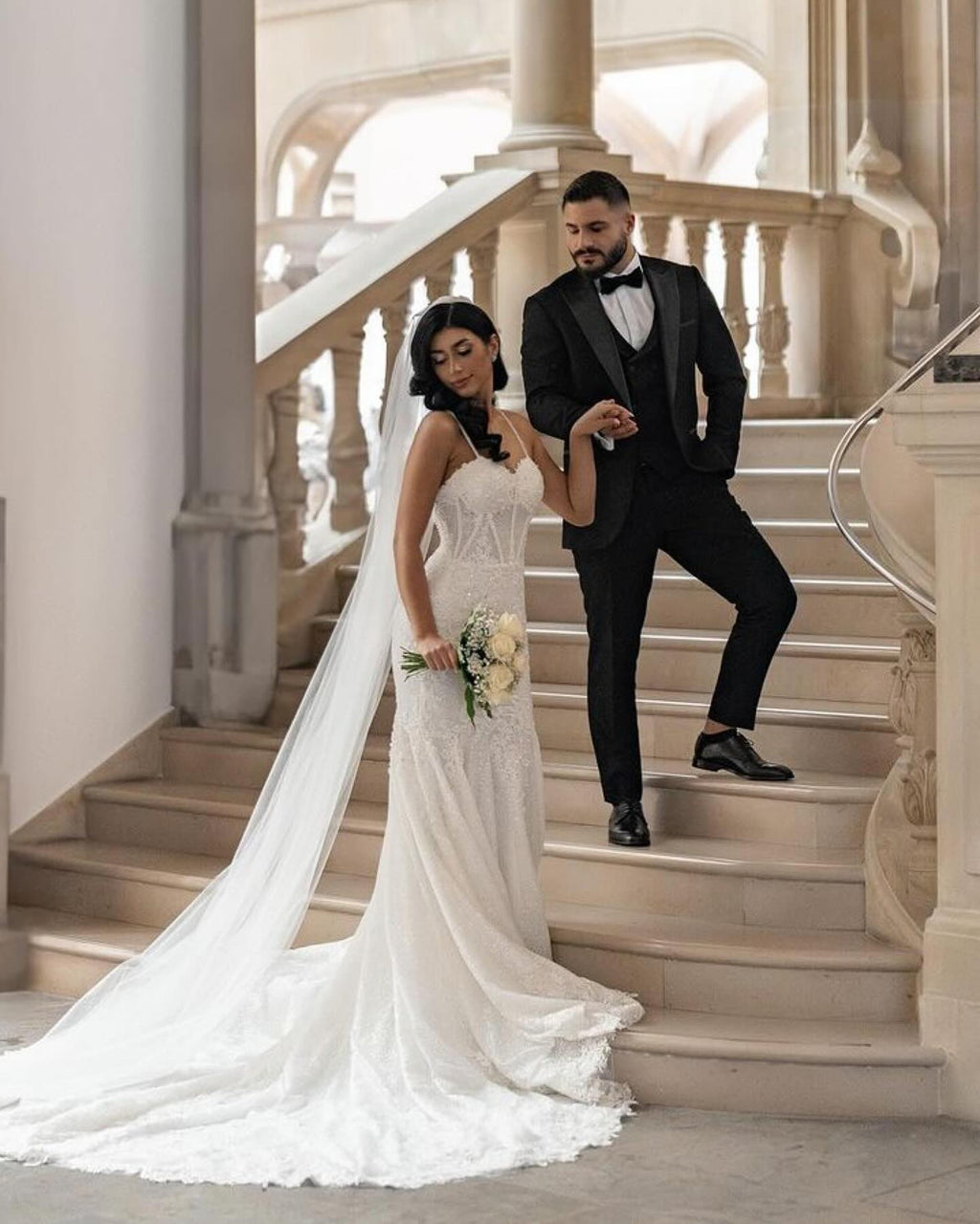 Faszinierendes Meerjungfrau-Spitzenkleid mit Trägern, ärmellos, weißes langes Hochzeitskleid mit Applikationen