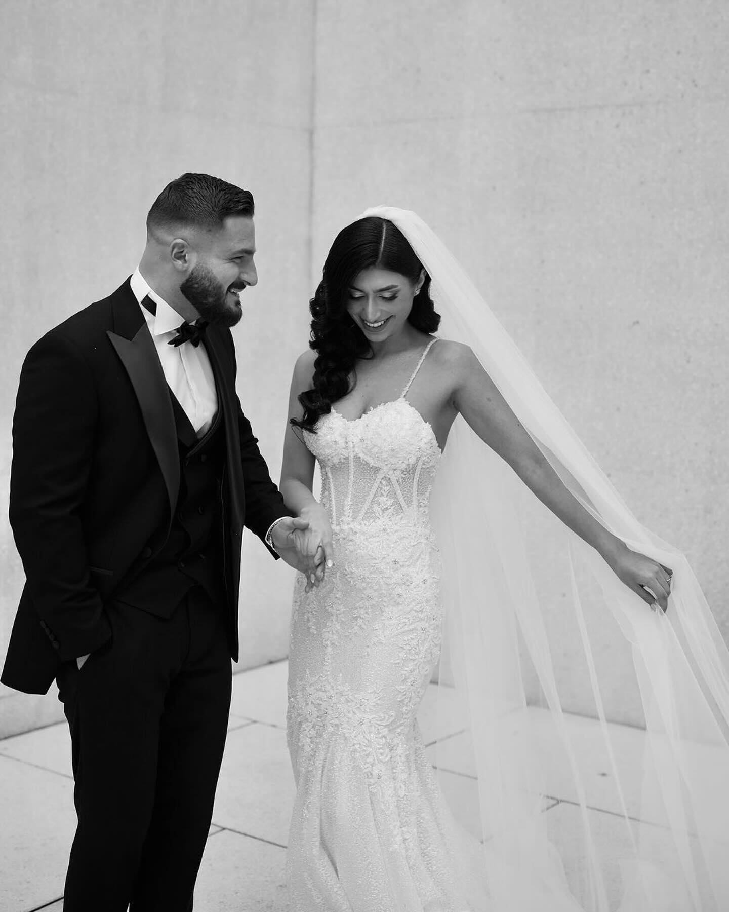 Faszinierendes Meerjungfrau-Spitzenkleid mit Trägern, ärmellos, weißes langes Hochzeitskleid mit Applikationen