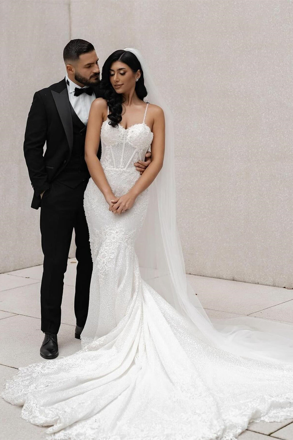 Faszinierendes Meerjungfrau-Spitzenkleid mit Trägern, ärmellos, weißes langes Hochzeitskleid mit Applikationen