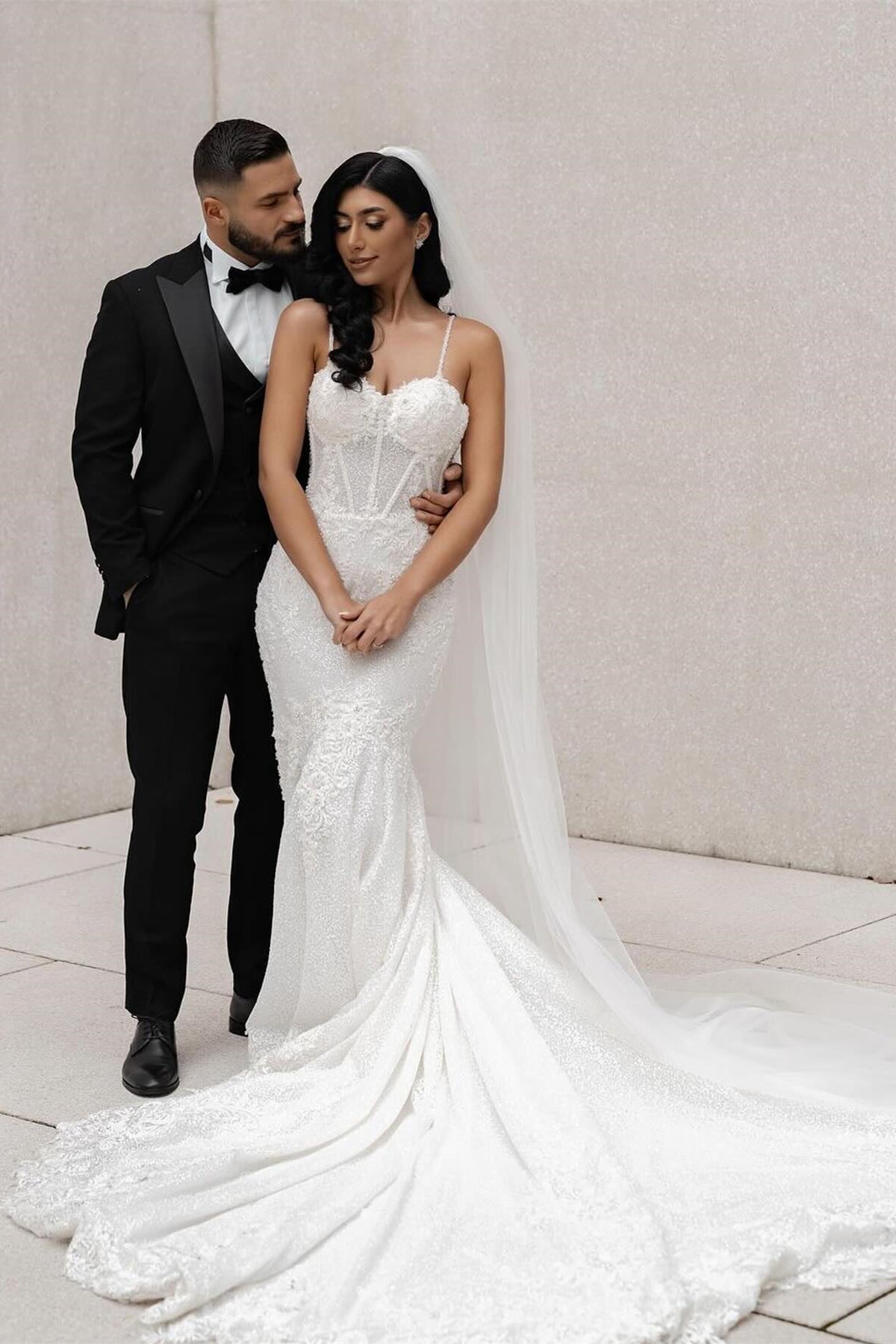 Faszinierendes Meerjungfrau-Spitzenkleid mit Trägern, ärmellos, weißes langes Hochzeitskleid mit Applikationen