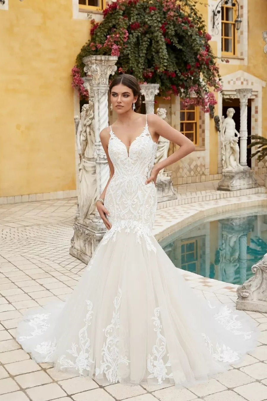 Atemberaubendes Meerjungfrau-Spitzen-Trägerkleid Ärmelloses Weißes Langes Hochzeitskleid Mit Rüschen