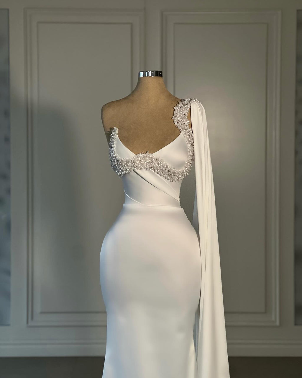 Faszinierendes Meerjungfrau-Satin-Ein-Schulter-Armelloses Weißes Brautkleid Mit Strasssteinen