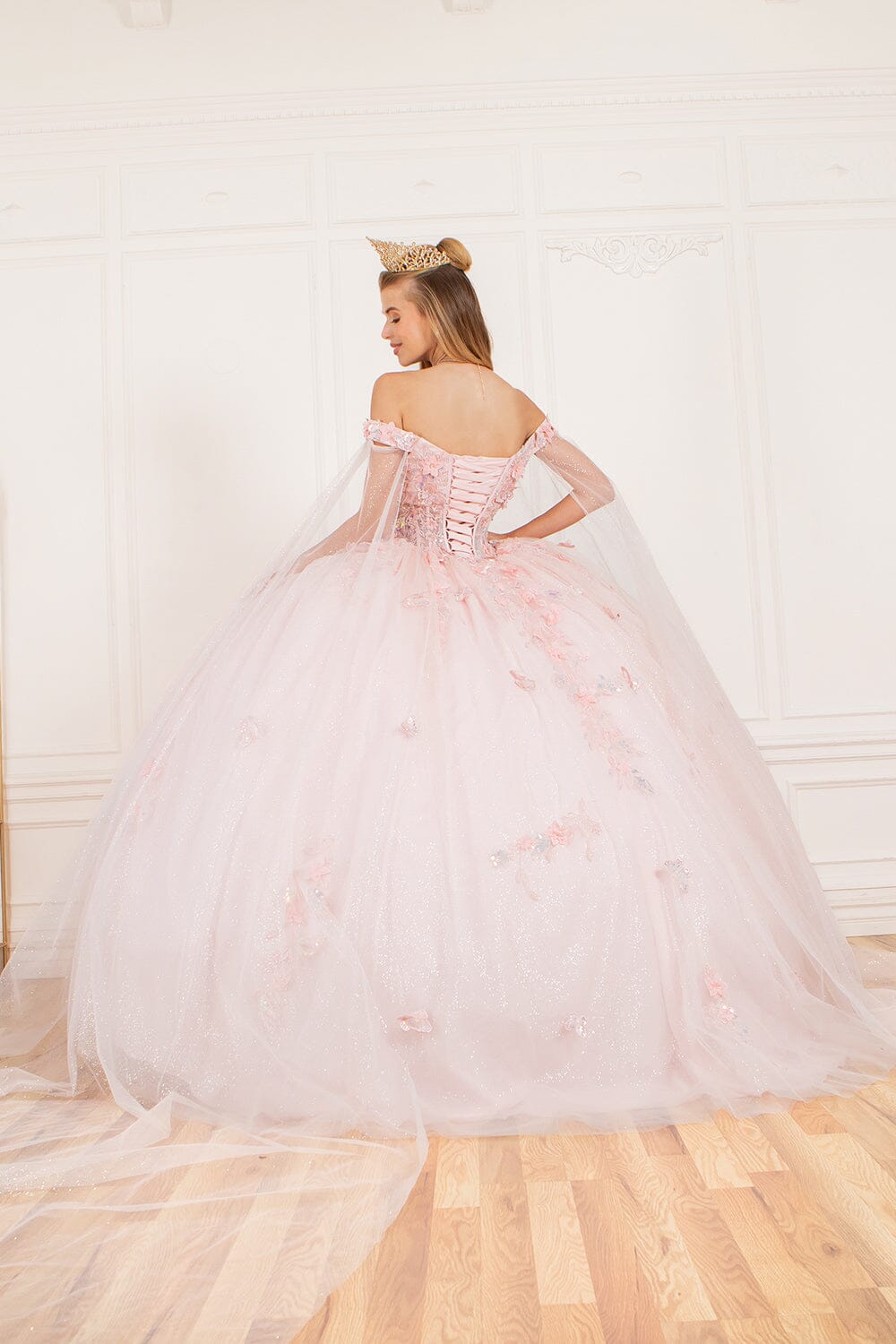 Ballkleid mit Cape-Ärmeln und Applikation von Cinderella Couture 8075J