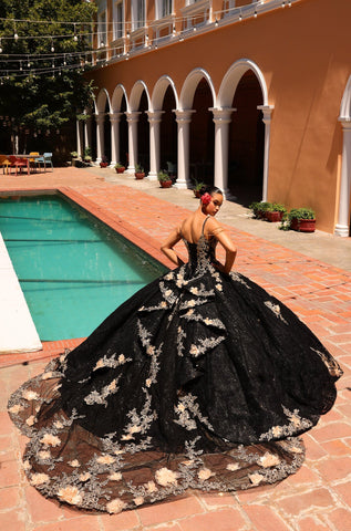 Quinceanera-Kleid mit Applikation und kalten Schultern von Amarra 54301