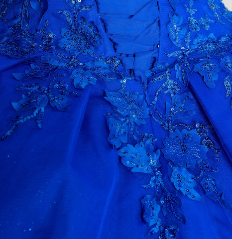 Schulterfreies Ballkleid mit Applikation von Cinderella Couture 8045J