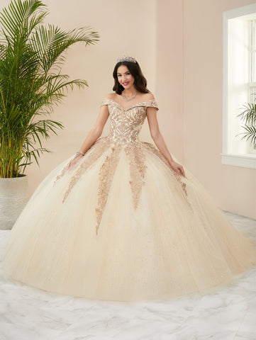 Vestido de quinceanera com aplicações e ombros à mostra da Fiesta Gowns 56400