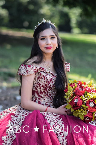 Vestido de quinceanera com aplicações e ombros à mostra da Fiesta Gowns 56400