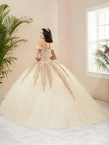 Vestido de quinceanera com aplicações e ombros à mostra da Fiesta Gowns 56400
