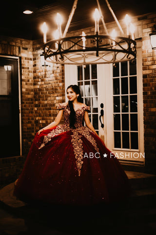 Vestido de quinceanera com aplicações e ombros à mostra da Fiesta Gowns 56400