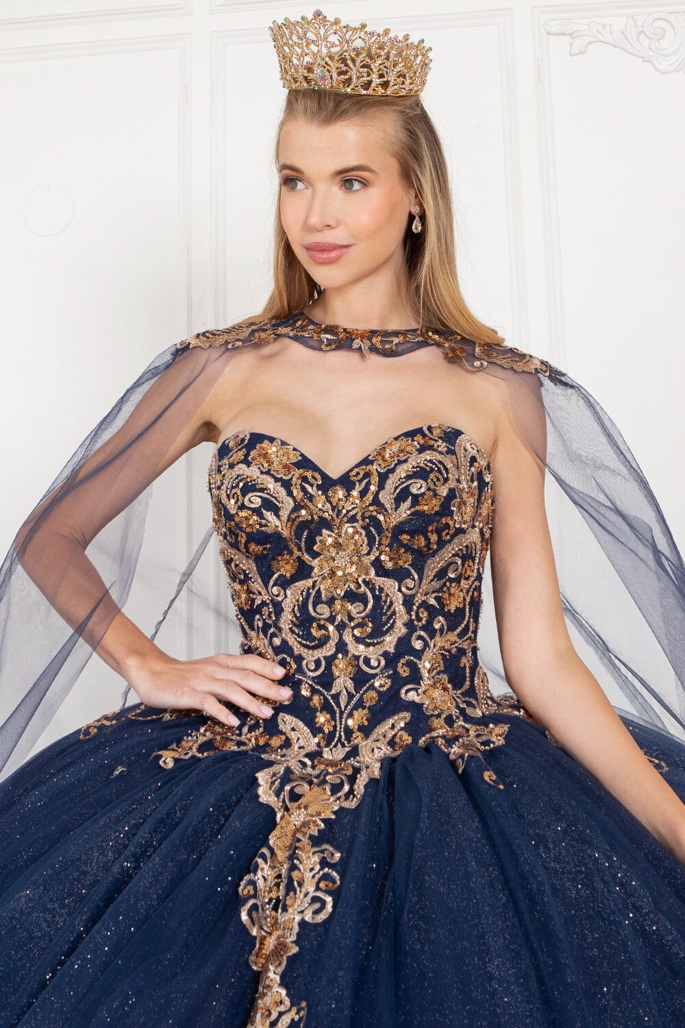 Vestido de baile com aplicações e sem alças, da Cinderela Couture 8063J