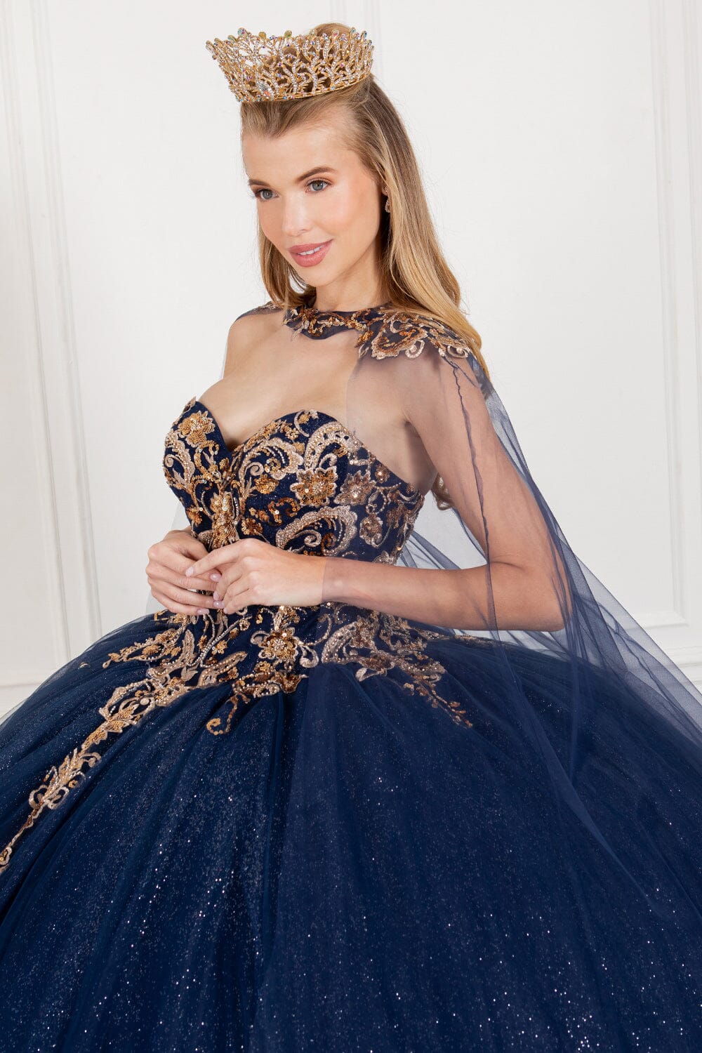 Vestido de baile com aplicações e sem alças, da Cinderela Couture 8063J