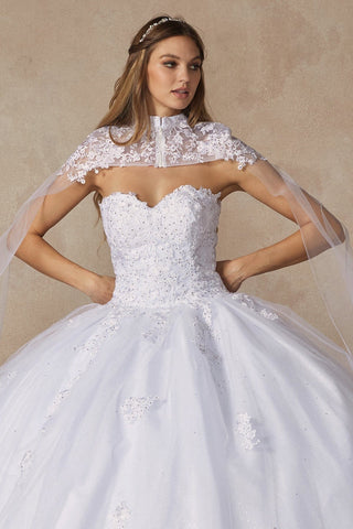 Ballkleid mit trägerlosem Cape und Applikation von Juliet 1440